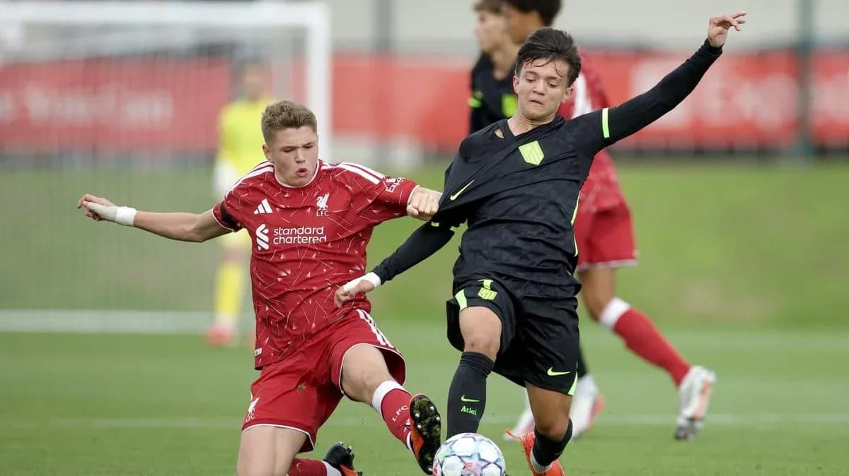 Jugadores disputando el balón en partido juvenil