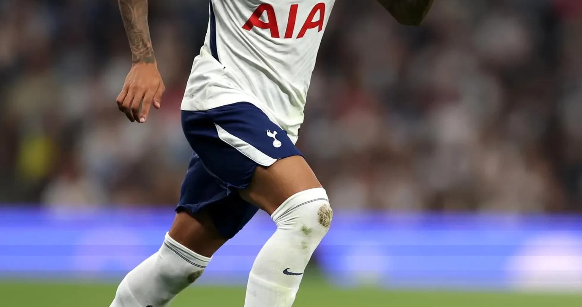 Jugador del Tottenham corriendo con el balón