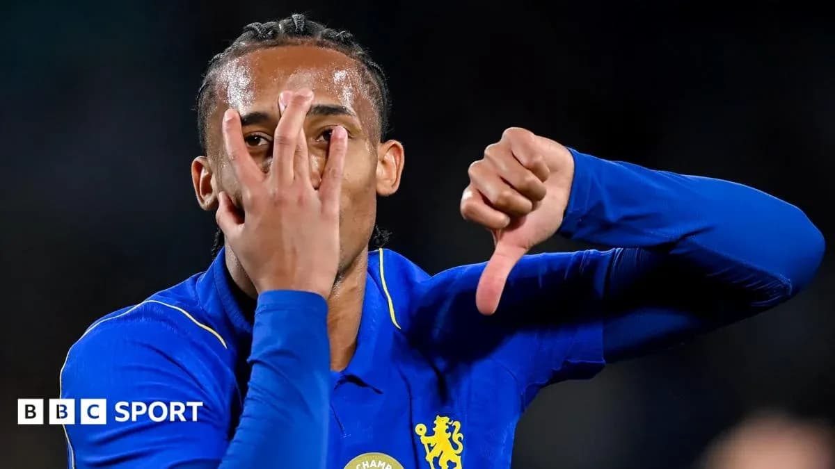 Jugador de Chelsea mostrando el gesto de cinco