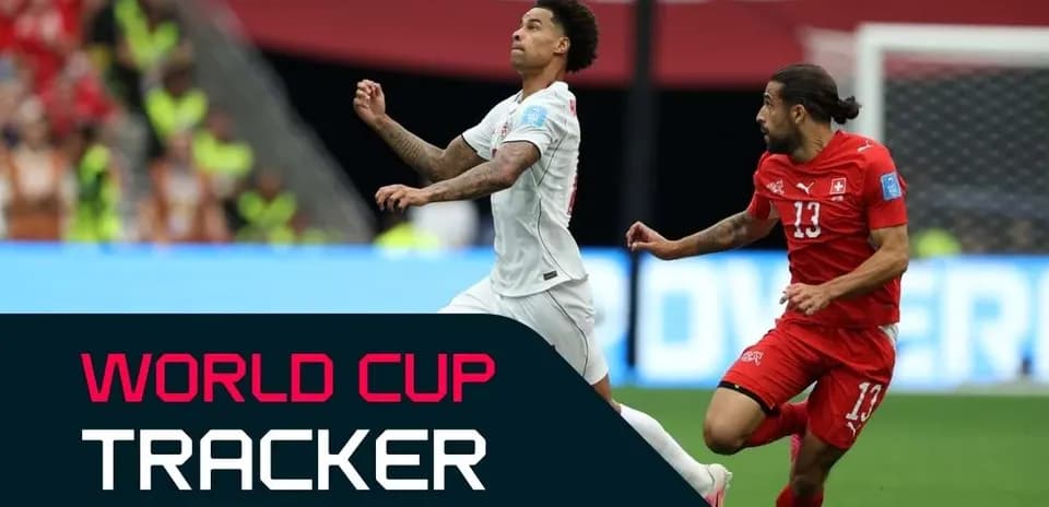 Jugador atrapando el balón durante un partido de fútbol