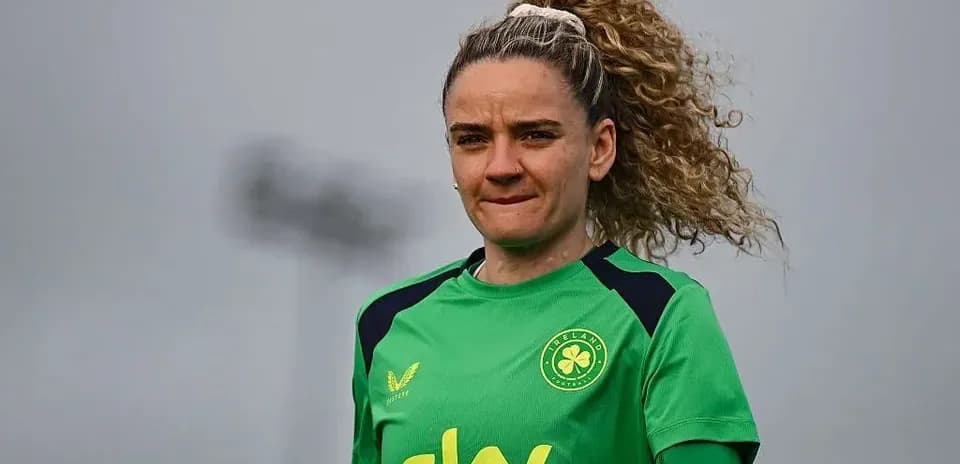 Jugadora de fútbol en uniforme verde entrenando