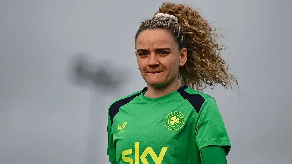 Jugadora de fútbol en uniforme verde entrenando