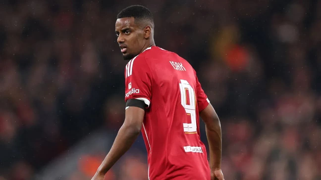 Jugador con camiseta roja mirando hacia atrás