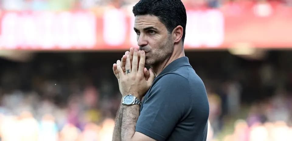Entrenador en la línea de banda durante un partido