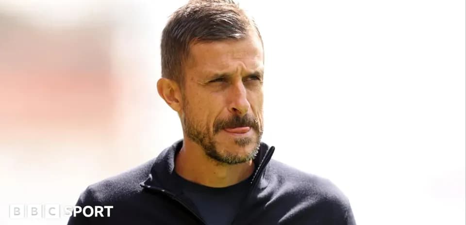 Entrenador en el campo antes del partido