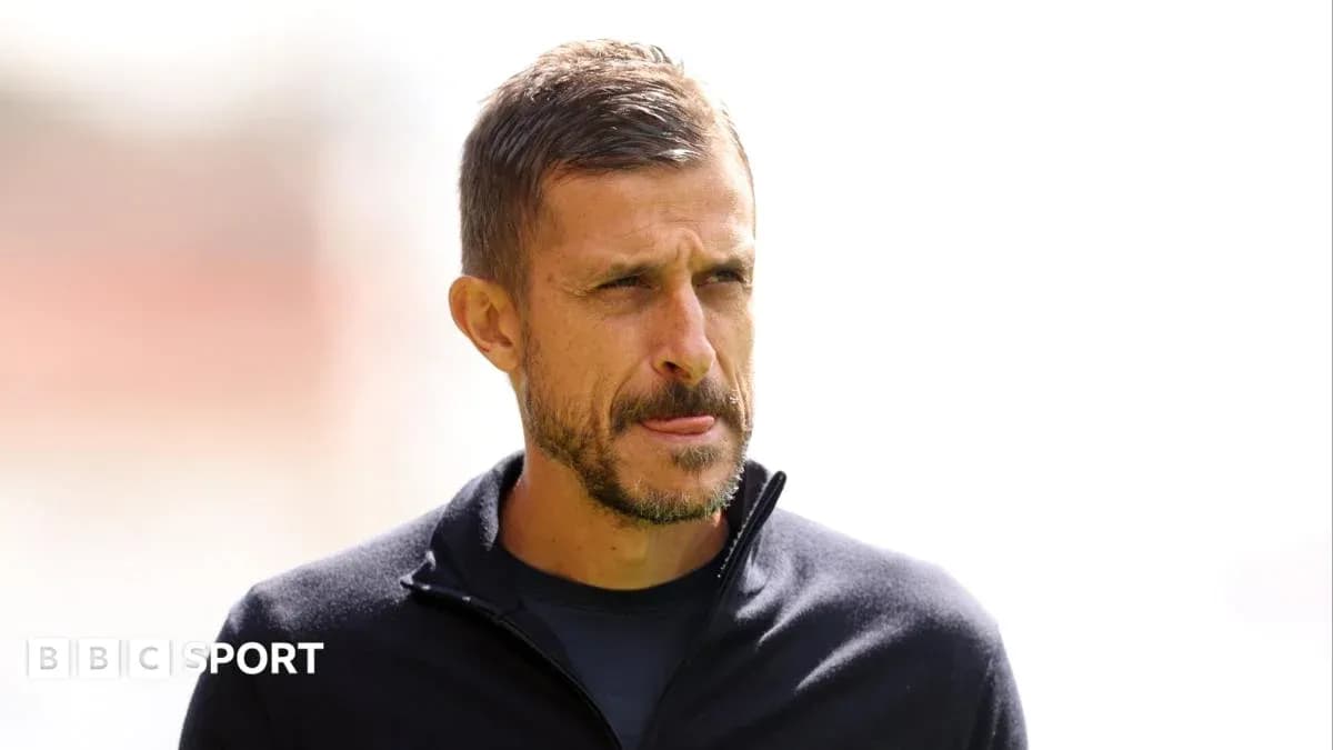 Entrenador en el campo antes del partido