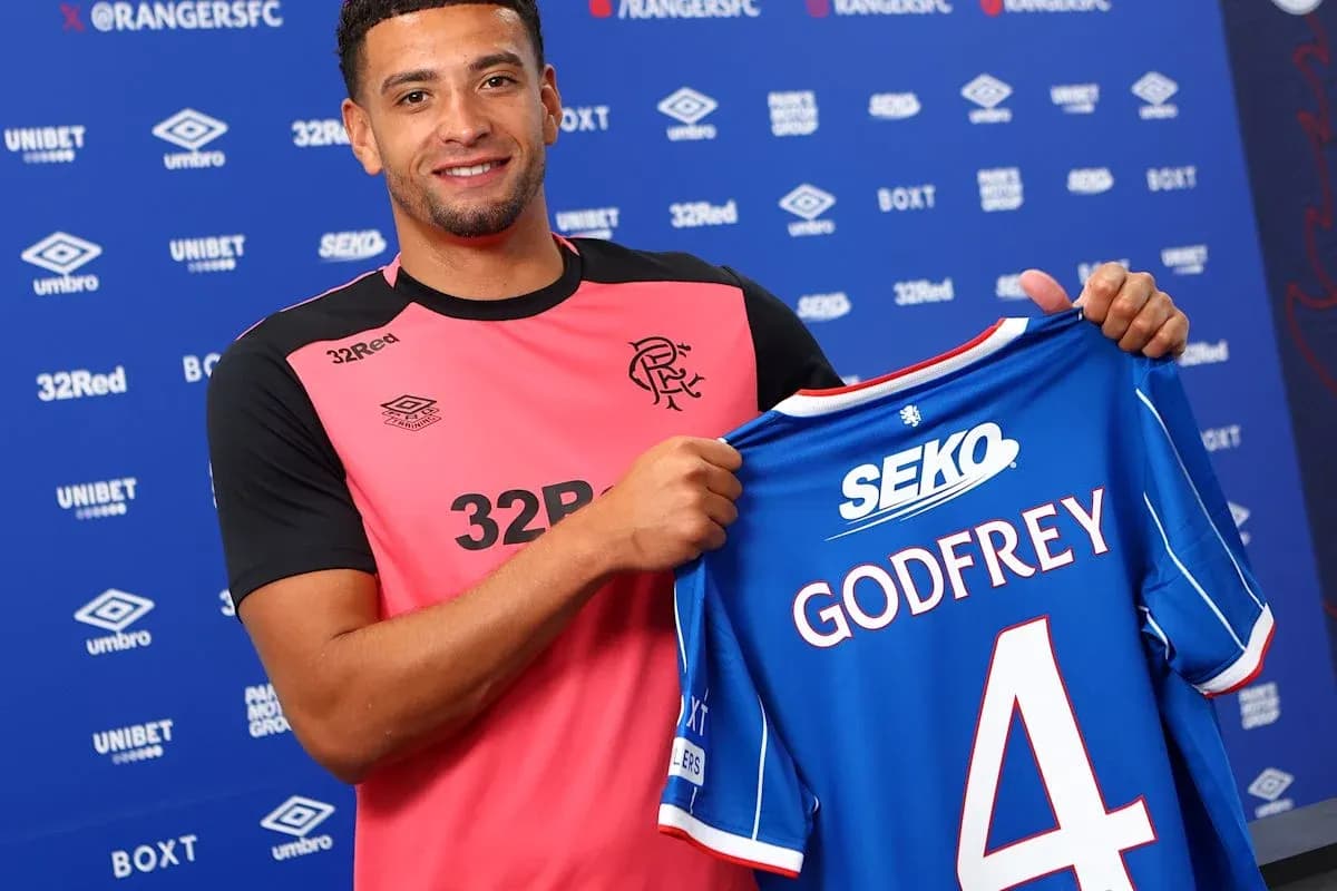 Jugador sosteniendo camiseta de Rangers con su nombre