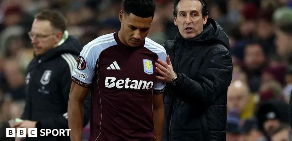 Entrenador habla con jugador de Aston Villa en el campo