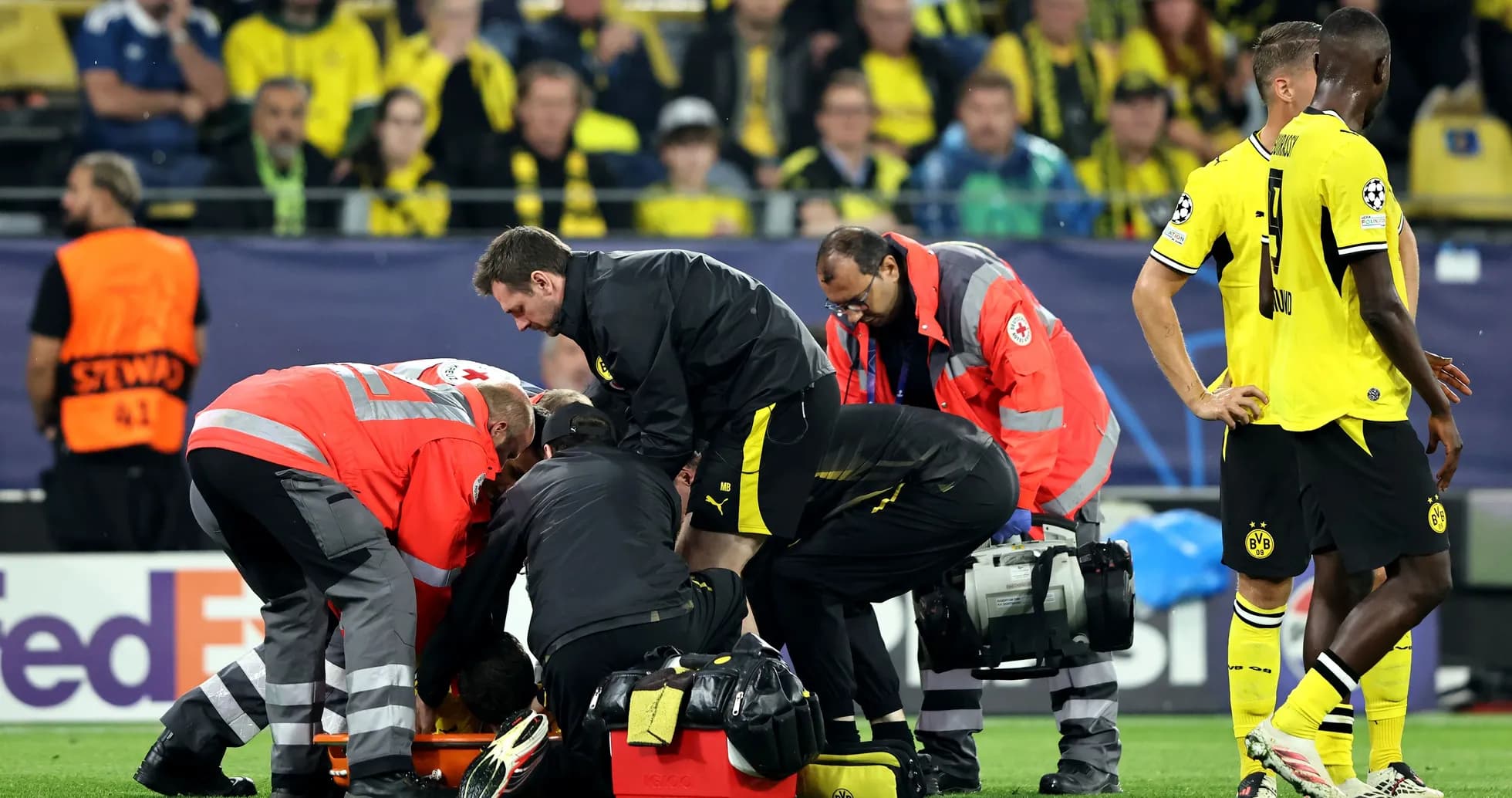 Personal médico atendiendo a un jugador caído