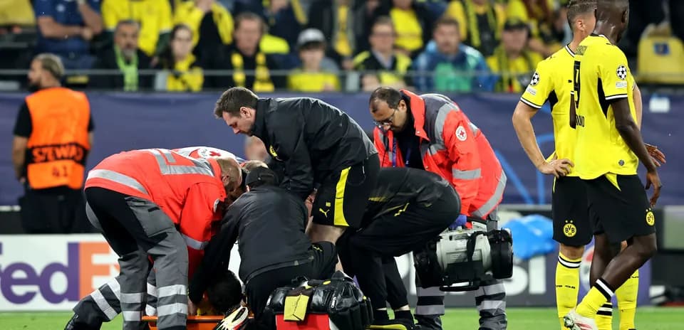 Personal médico atendiendo a un jugador caído