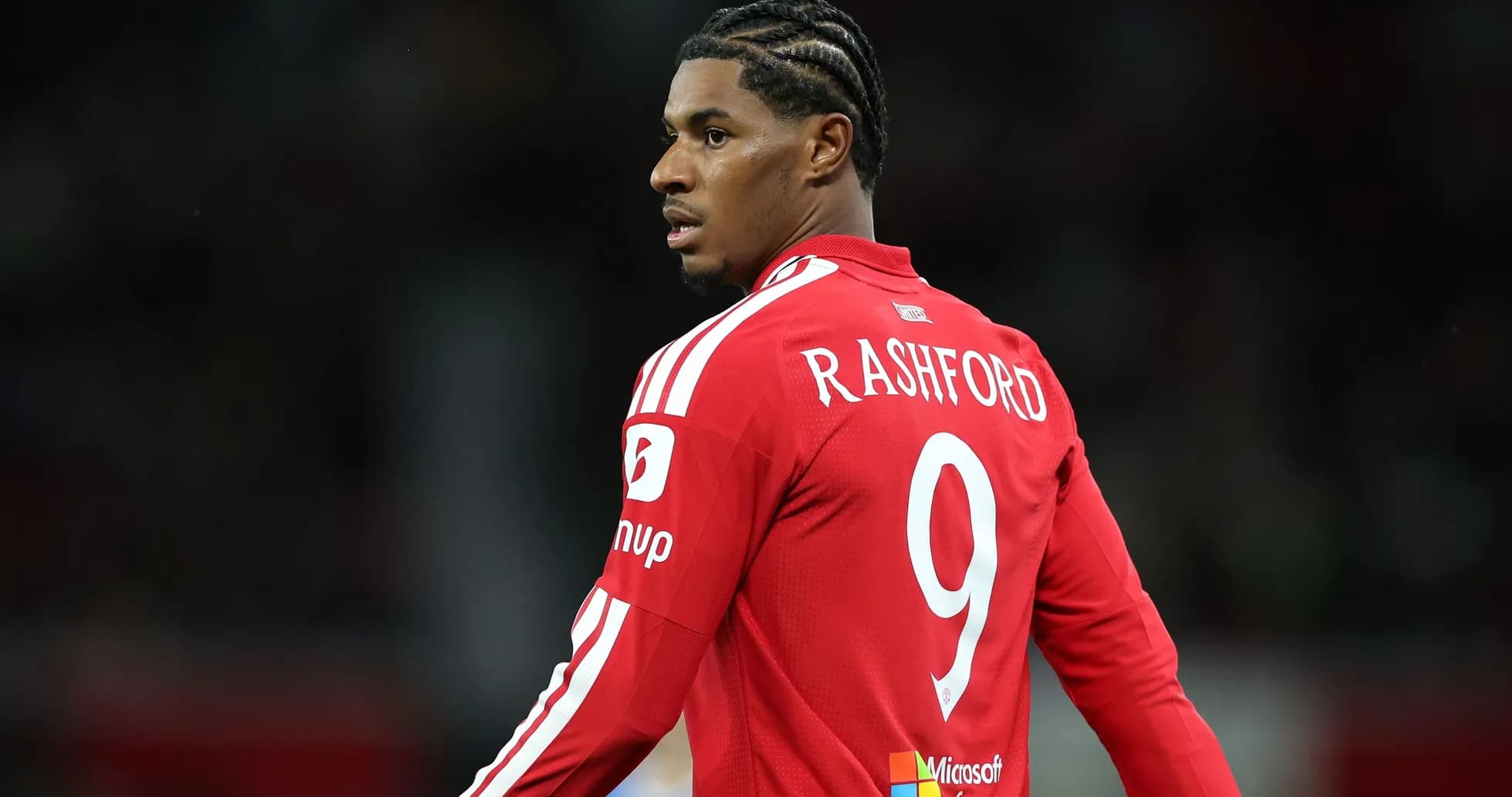 Jugador con camiseta roja y nombre Rashford en el campo