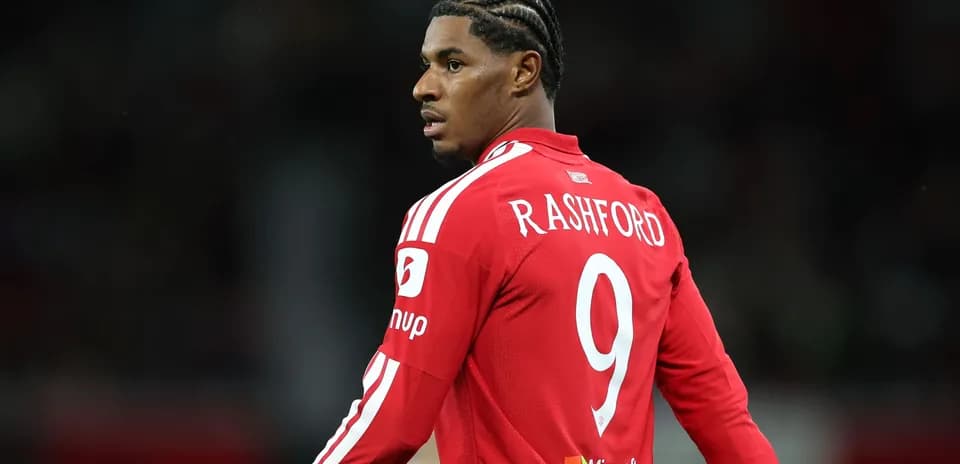 Jugador con camiseta roja y nombre Rashford en el campo