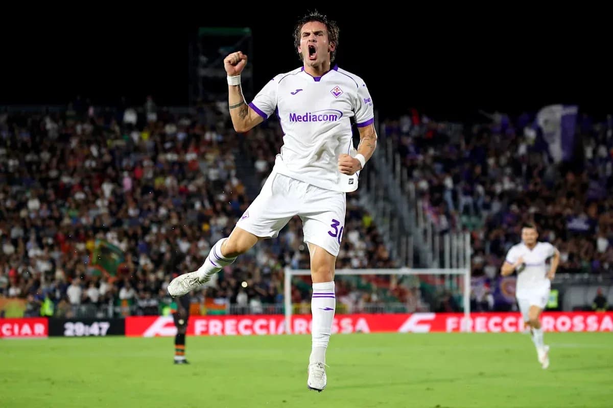 Jugador de la Fiorentina celebrando un gol