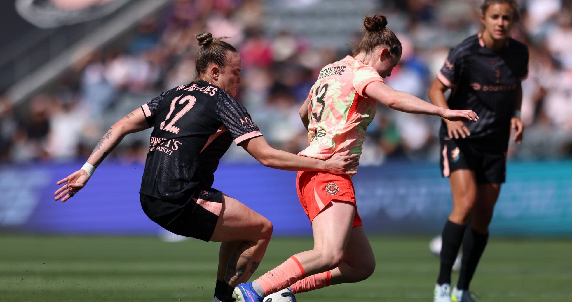 Jugadora del Portland Thorns en acción durante el partido