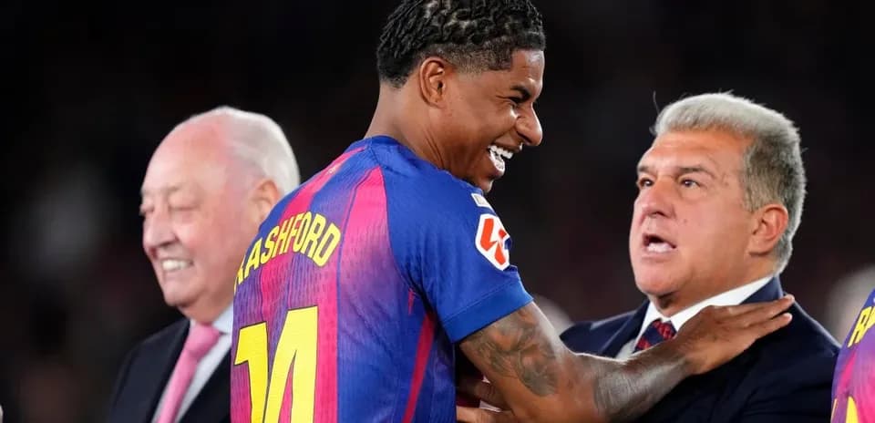 Marcus Rashford sonriendo durante presentación en Barcelona