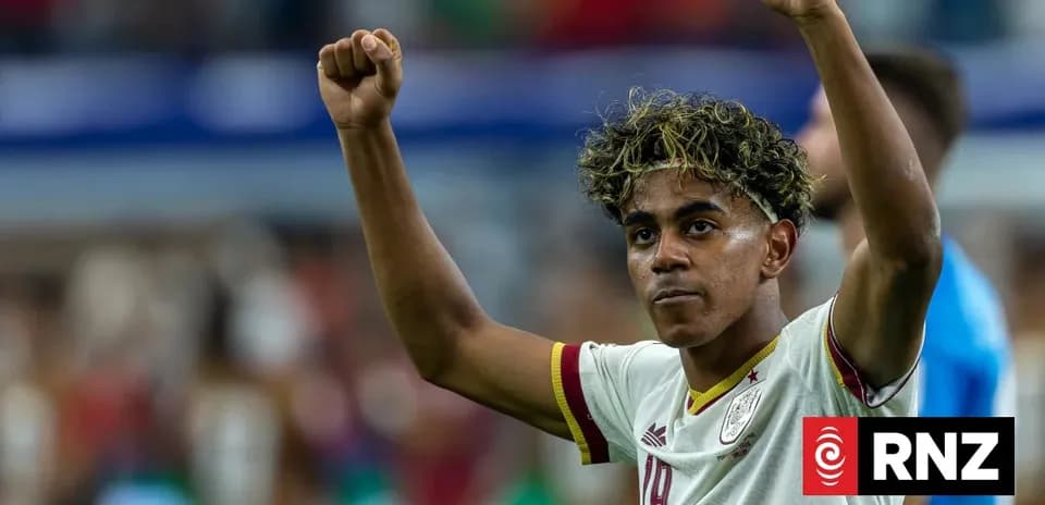 Jugador levantando los brazos tras el partido