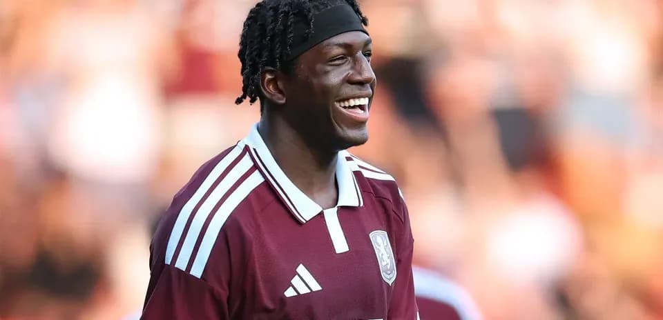 Jugador sonriente con camiseta de equipo en el campo