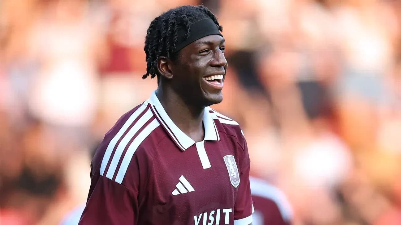 Jugador sonriente con camiseta de equipo en el campo