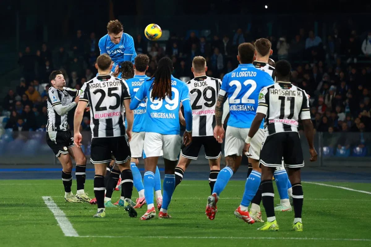 Jugador de Napoli cabeceando un tiro libre