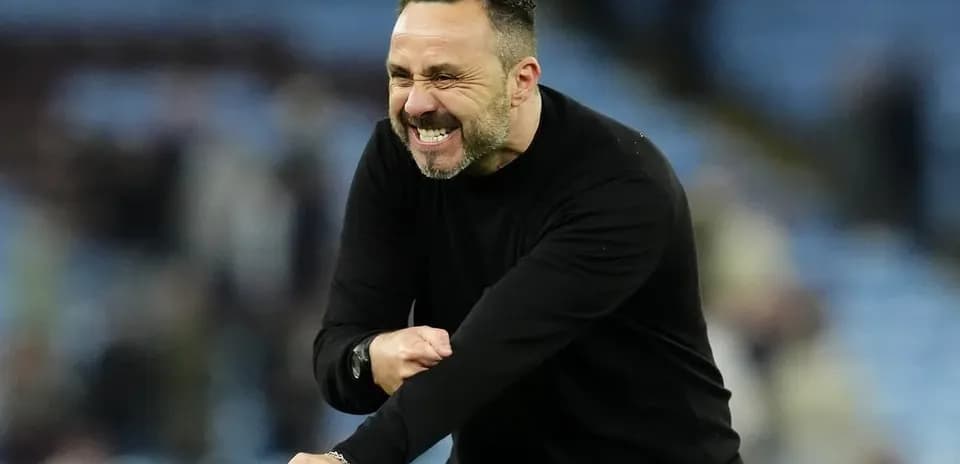 Entrenador celebrando en el banquillo del estadio