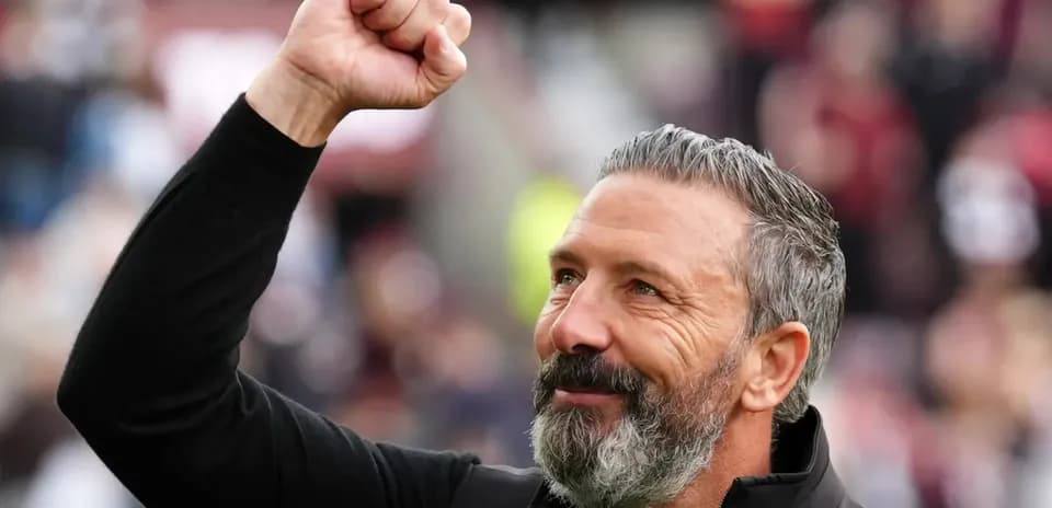 Entrenador celebrando con el puño en alto