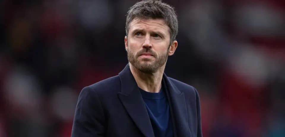 Entrenador observando el partido desde la línea lateral
