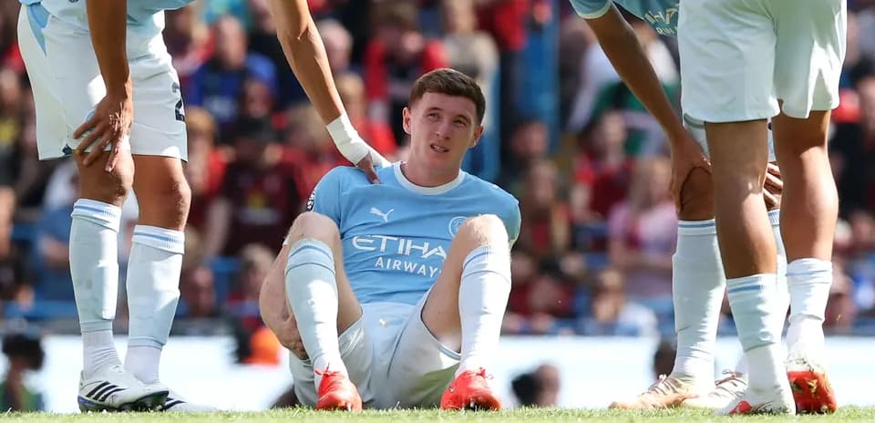 Jugador de Manchester City sentado tras lesión