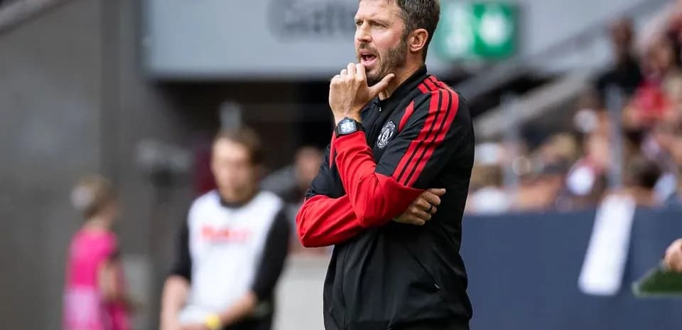 Entrenador observando el juego desde la línea de banda