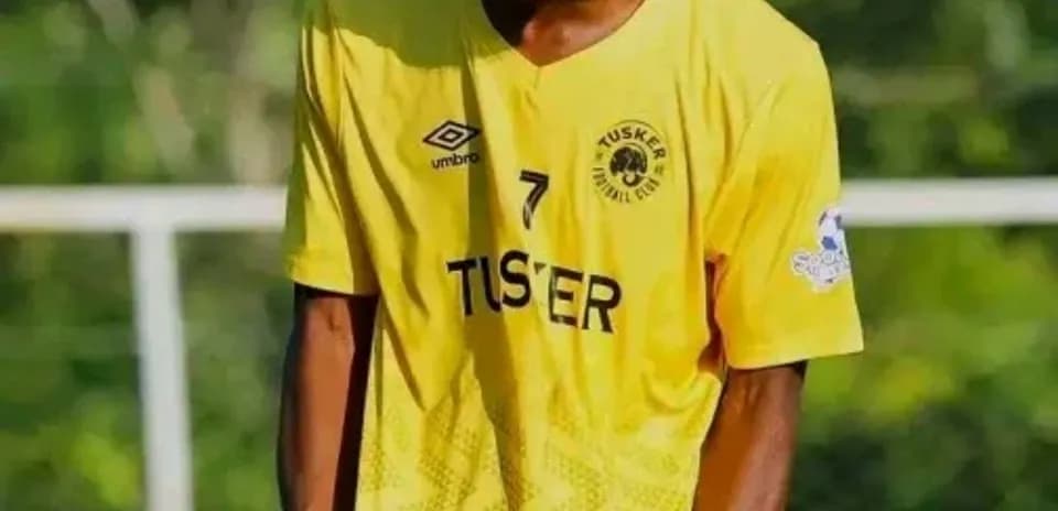 Jugador de fútbol sonriendo en uniforme amarillo