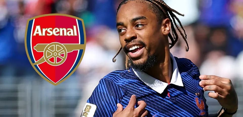 Jugador celebrando con el logo del Arsenal de fondo