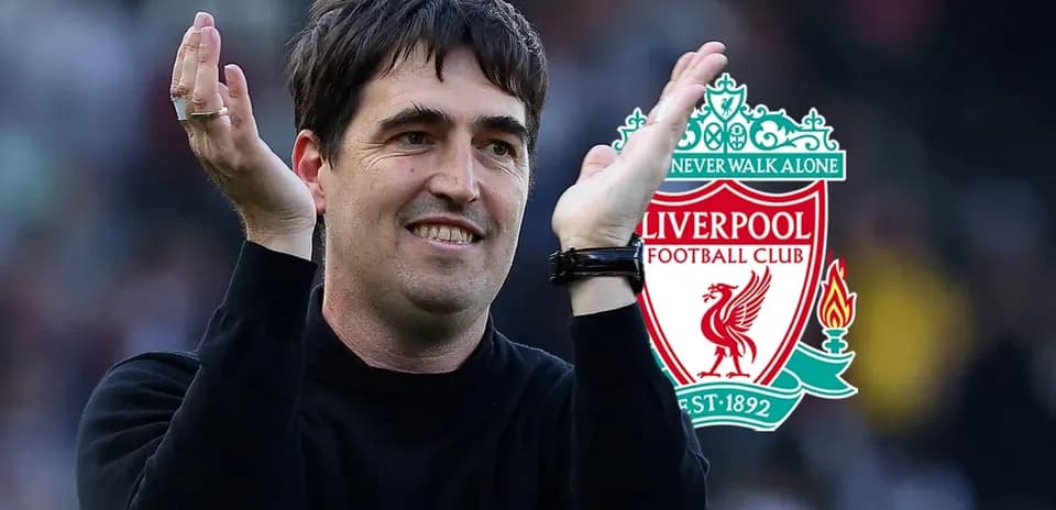Entrenador aplaudiendo con el escudo de Liverpool de fondo