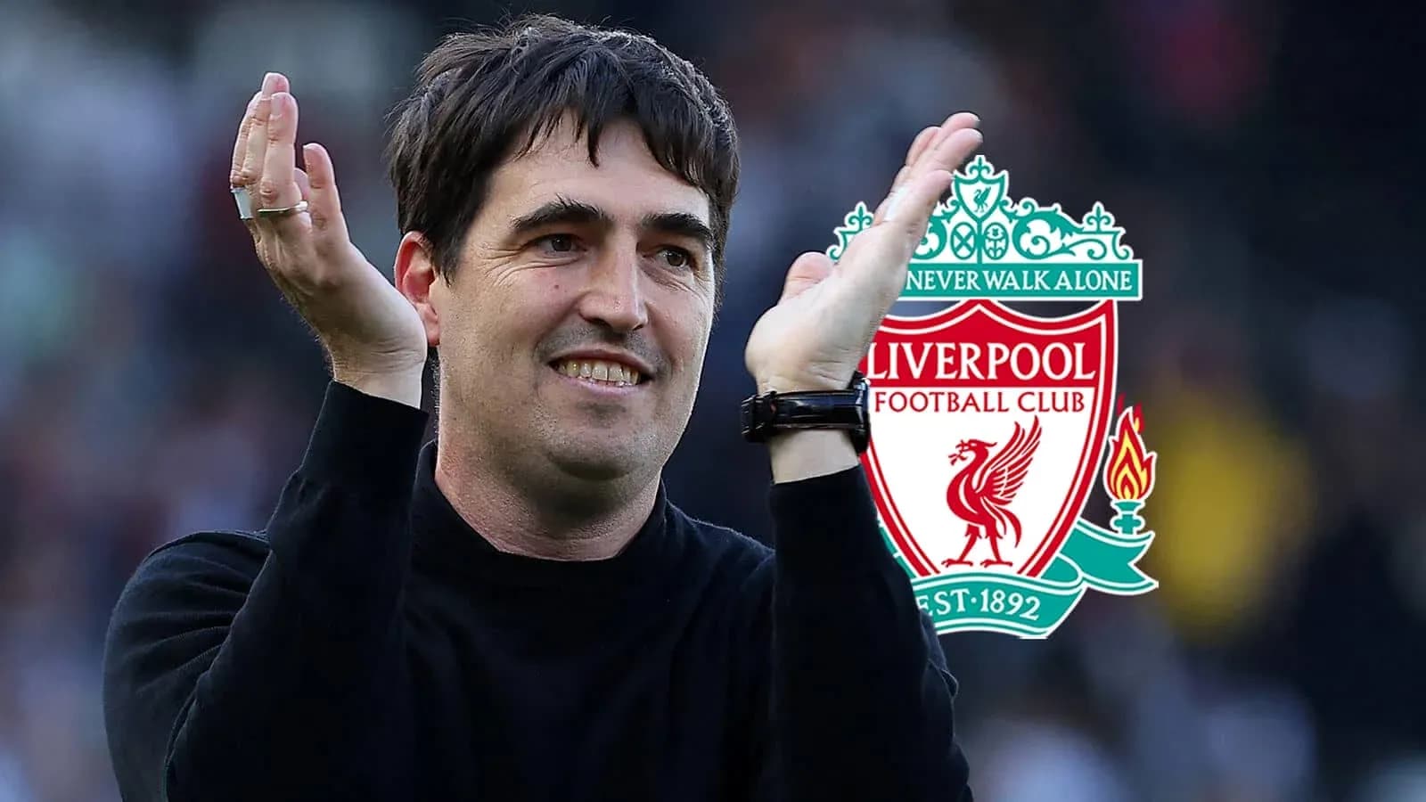 Entrenador aplaudiendo con el escudo de Liverpool de fondo