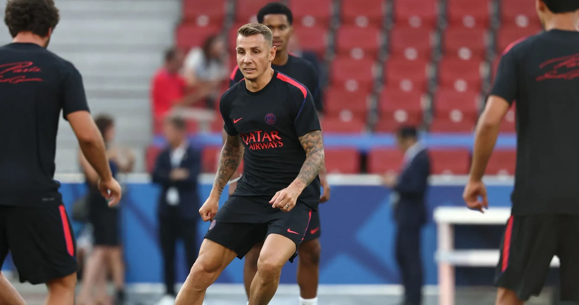 Jugador de PSG entrenando en el campo