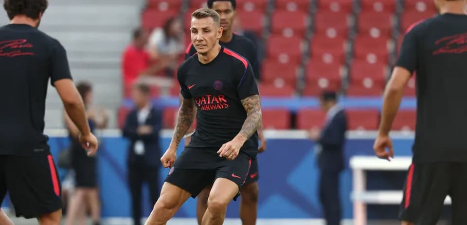 Jugador de PSG entrenando en el campo