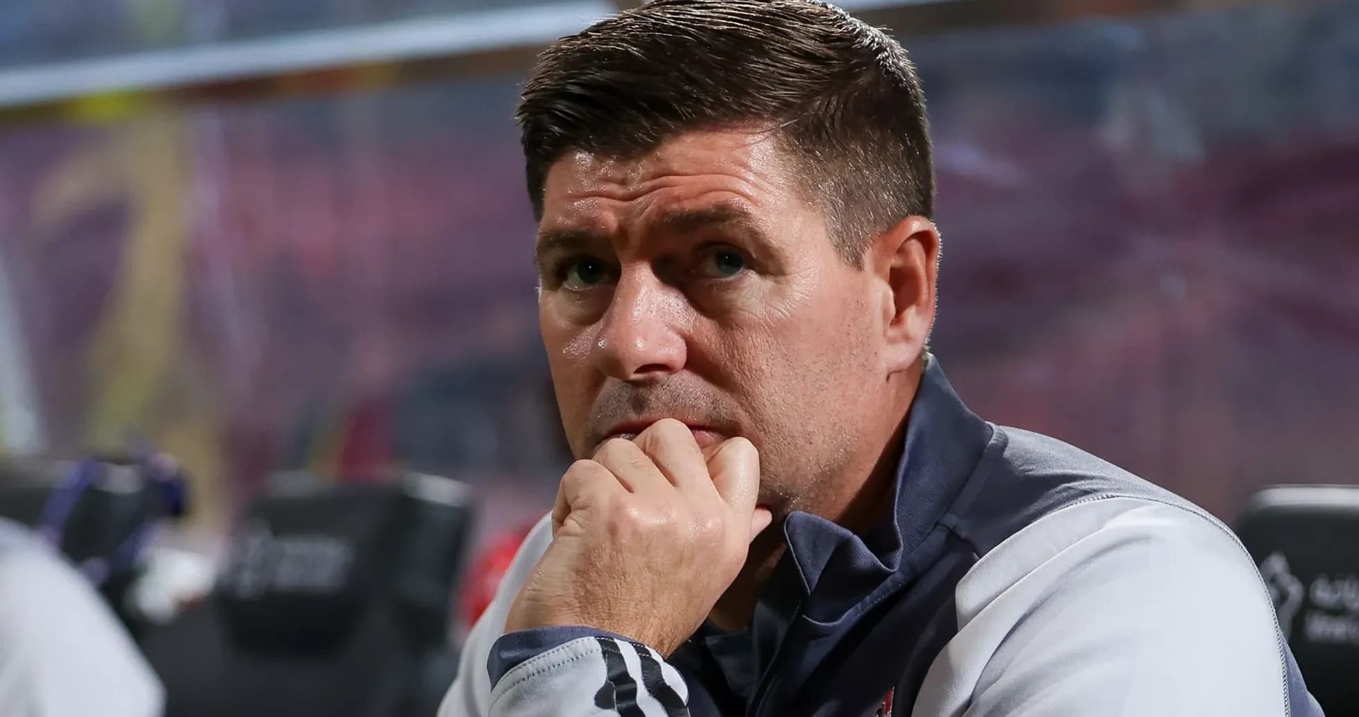 Entrenador observando desde el banquillo durante el partido