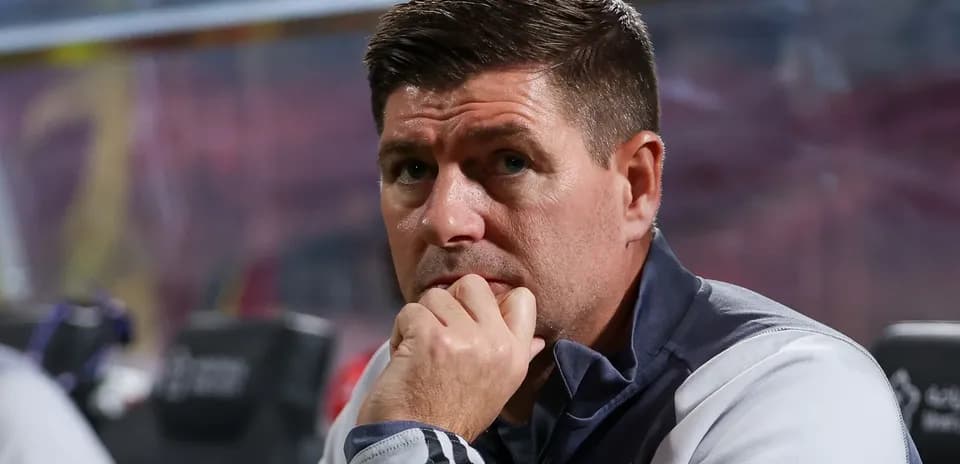 Entrenador observando desde el banquillo durante el partido