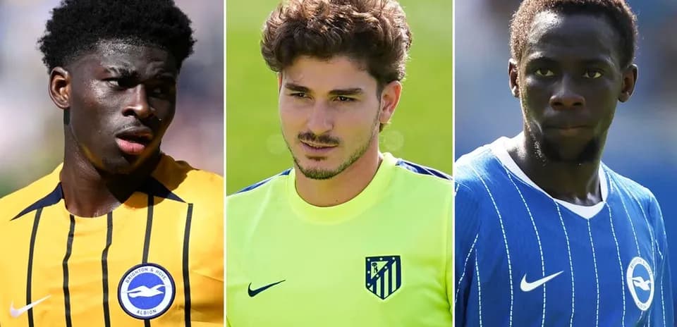 Tres jugadores de fútbol en diferentes camisetas