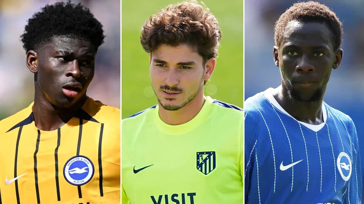 Tres jugadores de fútbol en diferentes camisetas