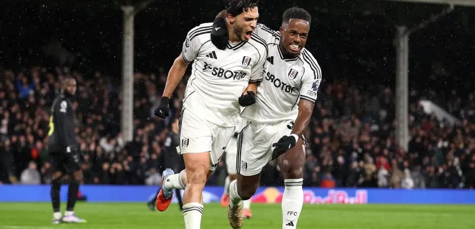 Dos jugadores de Fulham celebrando un gol