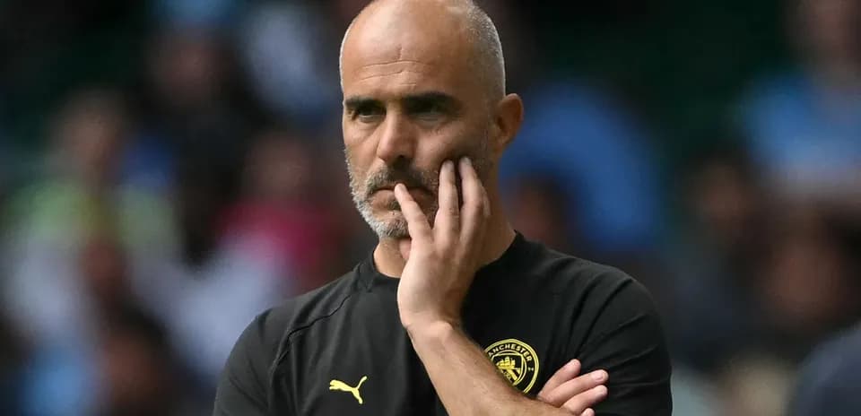 Entrenador observando el partido con preocupación