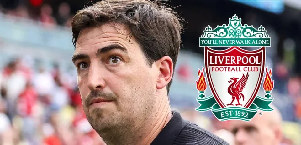 Entrenador en primer plano con escudo de Liverpool