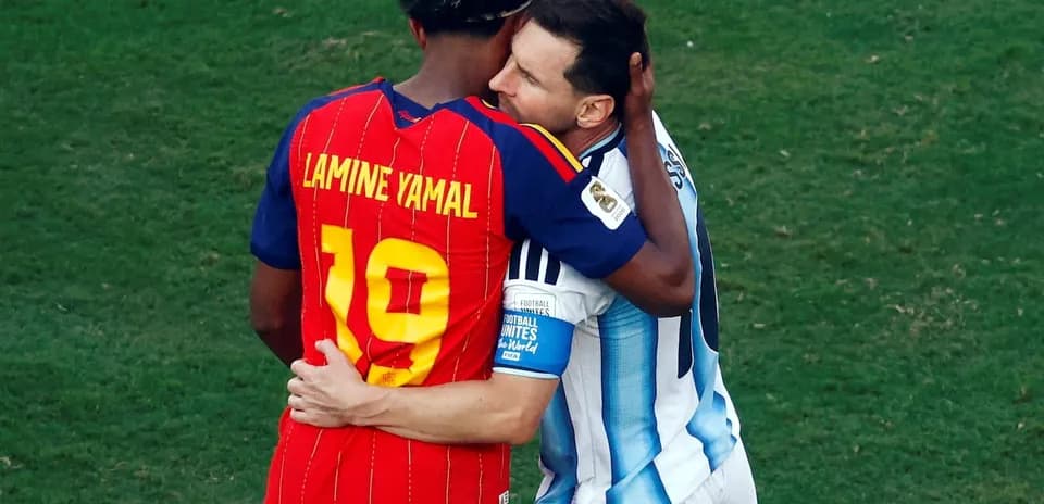 Lamine Yamal y Messi se abrazan en el partido