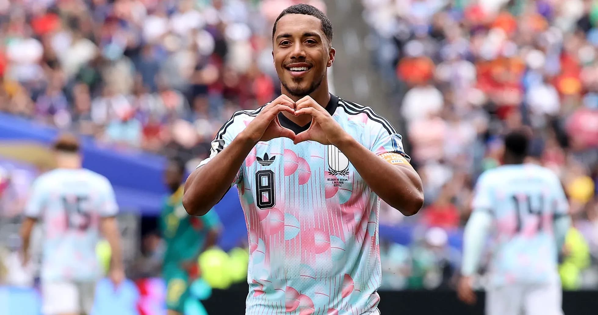 Jugador haciendo un gesto de corazón durante el partido