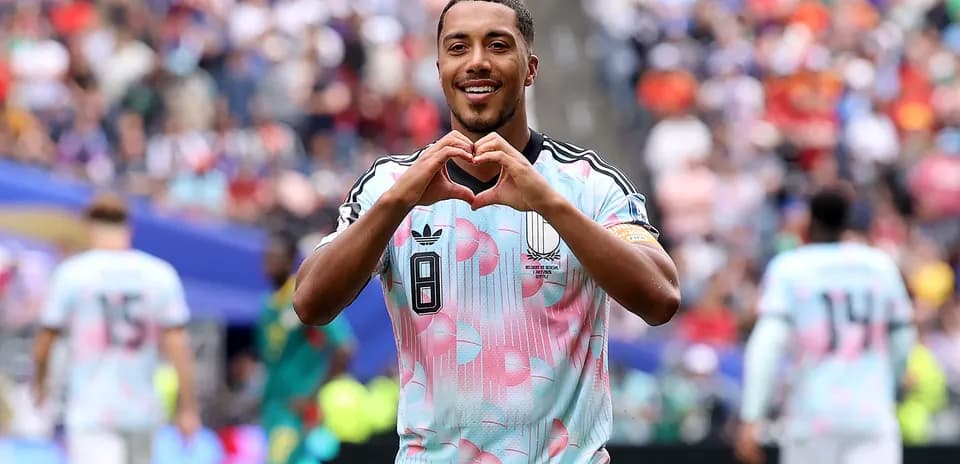 Jugador haciendo un gesto de corazón durante el partido