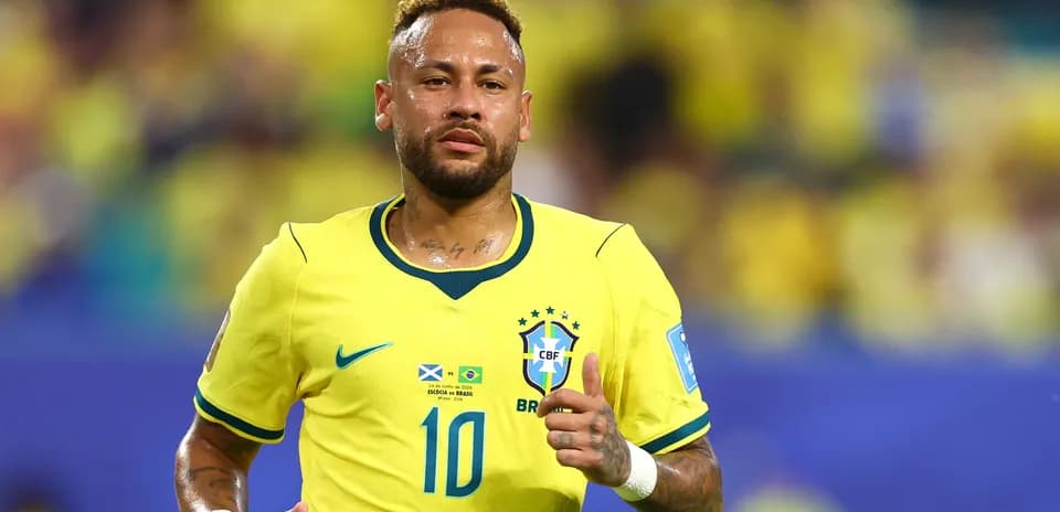 Neymar corriendo con la camiseta de Brasil en partido