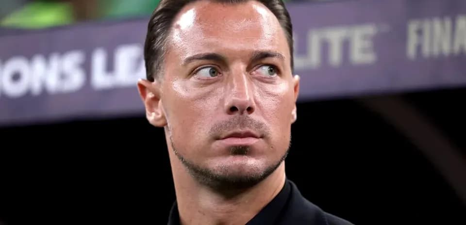 Entrenador observando el partido desde la línea de banda