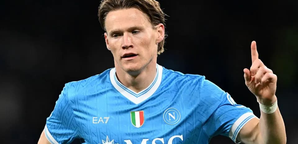 Jugador de Napoli señalando durante el partido