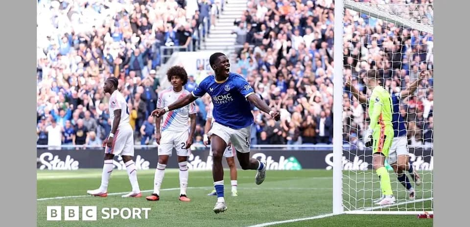 Jugador de Everton celebrando un gol en el estadio