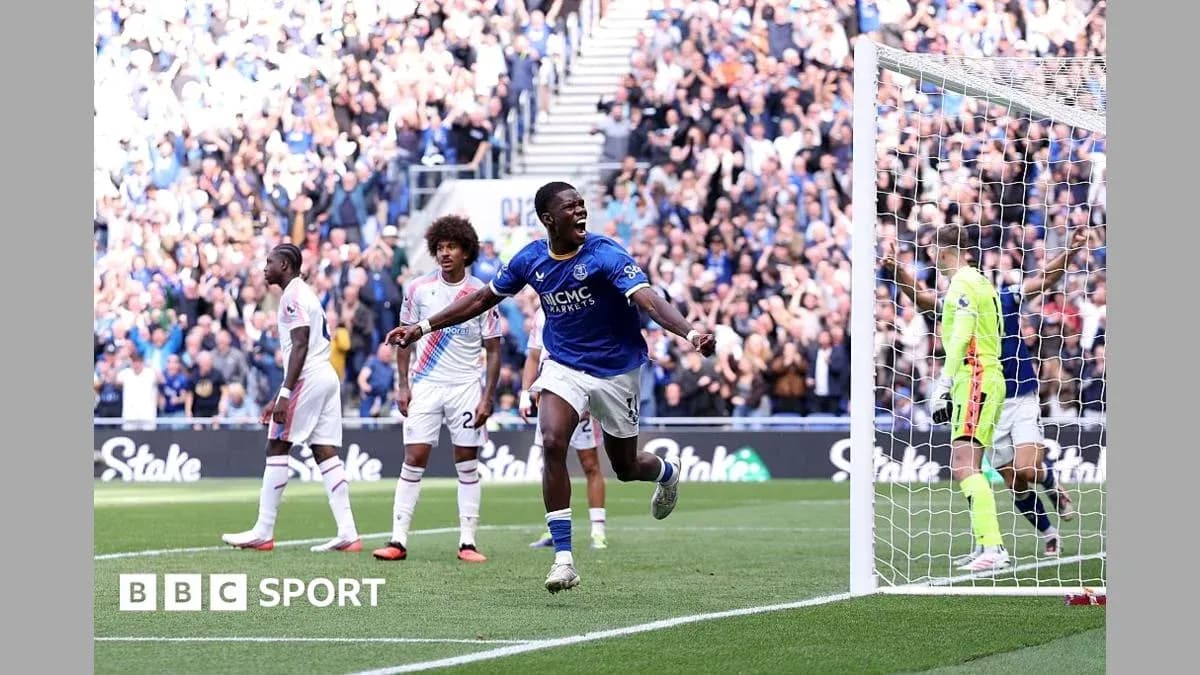 Jugador de Everton celebrando un gol en el estadio
