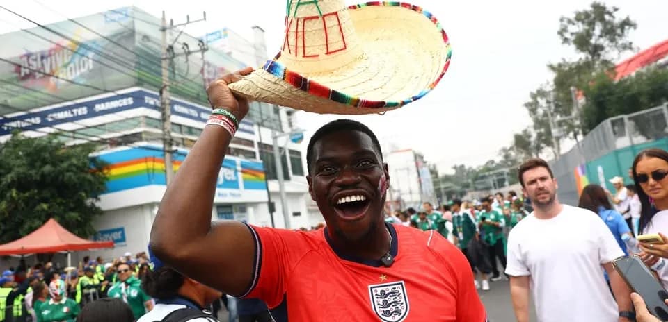 Hincha con sombrero en evento deportivo al aire libre